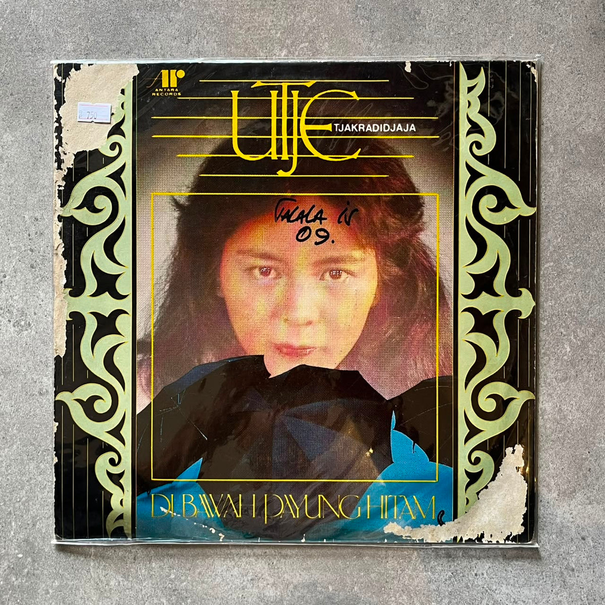 Utje Tjakradidjaja – Di Bawah Payung Hitam (VINYL / USED)